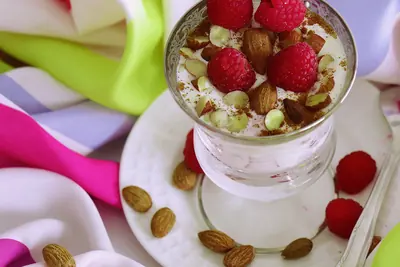 Verrine de fromage blanc aux framboises et aux amandes