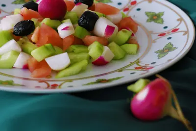 Salade marocaine de tomates, concombre et radis dans une assiette